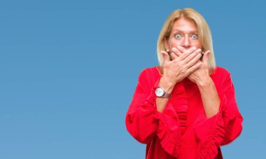 Orta yaş sarışın kadın izole arka plan ağız hata için elleriyle kapsayan şok yüzünden. Gizli kavramı.