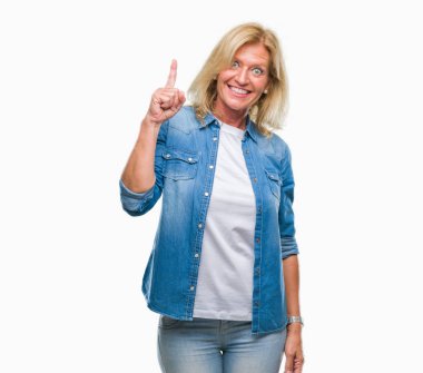 Orta yaş sarışın kadın başarılı fikirle parmağı yukarıyı izole arka plan yüzünden. Çıktıktan ve mutlu. Bir numara.