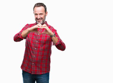 Orta yaş kalp simgesi ve elleriyle şekil gösterilen aşık gülümseyen izole arka plan üzerinde ağarmış komuta sizde. Romantik kavramı.