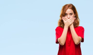 Genç güzel kadın izole arka plan ağız hata için elleriyle kapsayan şok yüzünden. Gizli kavramı.