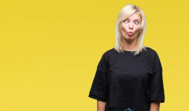 Genç güzel sarışın kadın izole arka plan yapma balık yüzüne dudaklı, çılgın ve komik bir jest. Komik ifade.