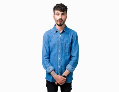 Genç yakışıklı adam korkuyor ve şok sürpriz ifade ile izole arka plan üzerinde korku ve yüz heyecanlı.