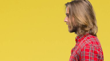 İzole arka tarafına, seyir üzerinde uzun saçlı Genç yakışıklı adam sakin ol kendine güvenen gülümseme ile doğal yüz pozuyla profili.