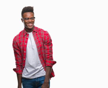 Afrikalı-Amerikalı genç uzak tarafına yüzünde, doğal ifade gülümseme ile seyir izole arka plan üzerinde. Kendine güvenen gülüyor.