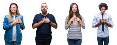 Göğüs kapalı gözler ve yüzünde minnettar jest ile kolaj bir grup genç iş adamları ile gülümseyen izole arka plan üzerinde eller. Sağlık kavramı.