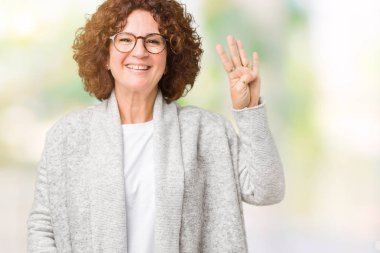 Ceket ve gözlük gösterilen ve parmakları ile işaret izole arka plan üzerinde giyen güzel orta ager üst düzey kadın kendinden emin ve mutlu gülümseyerek süre dört numara.