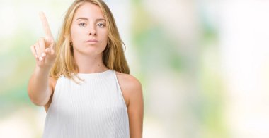 Güzel genç zarif kadın yüzünden izole arka plan işaret parmağını ve kızgın ifade ile