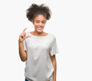 Genç afro Amerikan kadın izole arka plan gülümseyen ve süre seyir ve kamera boyutu işaret parmaklarıyla yapıyor el ile kendine güvenen el hareketi yüzünden. Ölçü kavramı.