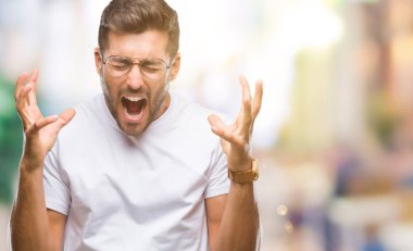 Yakışıklı delikanlı deli ve silah ile başarı için deli kutluyor izole arka plan üzerinde gözlük takan kaldırdı ve heyecanlı çığlık gözler kapalı. Kazanan kavramı