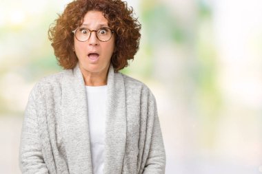 Ceket ve gözlük korkuyor ve şok sürpriz ifade, korku ve heyecan yüz ile izole arka plan üzerinde giyen güzel orta ager üst düzey kadın.