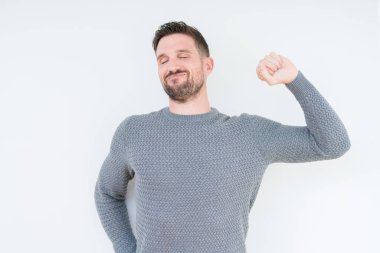 Üzerinde rahat kazak giyen genç yakışıklı adam arka plan geri uzanan izole, yorgun ve rahat, Uykulu ve erken sabah esneme