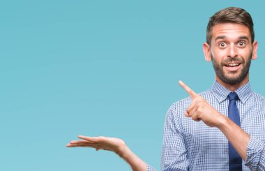 Genç yakışıklı iş adamı üzerinden hayran ve el ile sunulması ve parmak ile işaret ederken kameraya gülümseyen izole arka plan.