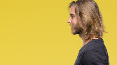 İzole arka tarafına, seyir üzerinde uzun saçlı Genç yakışıklı adam sakin ol kendine güvenen gülümseme ile doğal yüz pozuyla profili.