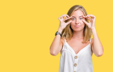 Parmaklarıyla, Uykulu ve sabah yorgunluk için yorgun gözlerini açmaya çalışırken izole arka plan güzel genç kadın