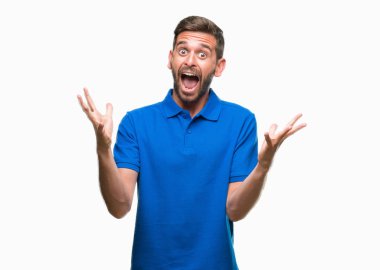 Yakışıklı delikanlı deli kutluyor ve silah ile başarı için heyecanlı çığlık kaldırdı ve açık gözleri hayret izole arka plan üzerinde. Kazanan kavramı