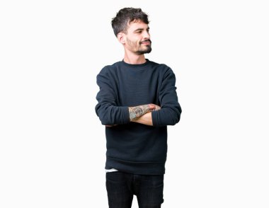 İkna ve kendine güvenen genç yakışıklı adam tarafına silahlarla seyir gülümseyen izole arka plan üzerinde çarpı işareti