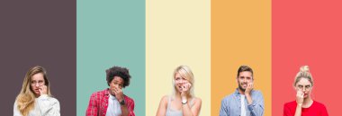 Stresli ve gergin ile renkli vintage izole arka plan üzerinde gençlerin grup kolaj tırnak ısırma dudaklarından eller. Anksiyete sorunu.