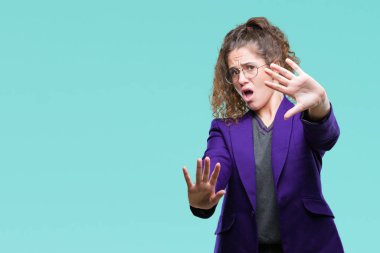 Okul üniforması ve gözlük üzerinde giyen genç esmer öğrenci kız şokta bağırarak arka plan korkuyor ve dehşet korku ifade dur hareketi el ile ile izole. Panik kavramı.