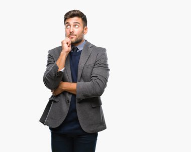 Genç yakışıklı iş adamı çene düşünme hakkında soru, dalgın ifade üzerine el ile izole arka plan üzerinde. Düşünceli yüzüyle gülümsüyor. Şüphe kavramı.