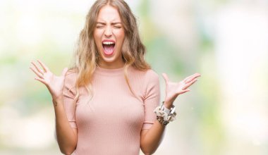 Kızgın ve silah ile başarı için deli kutluyor izole arka plan üzerinde sarışın güzel genç kadın kaldırdı ve heyecanlı çığlık gözler kapalı. Kazanan kavramı