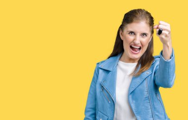 Güzel orta yaş Olgun kadın moda deri ceketin üzerinde arka plan kızgın izole ve kızgın yetiştirme hayal kırıklığı ve öfke ile bağırarak süre öfkeli yumruk. Öfke ve agresif kavramı.