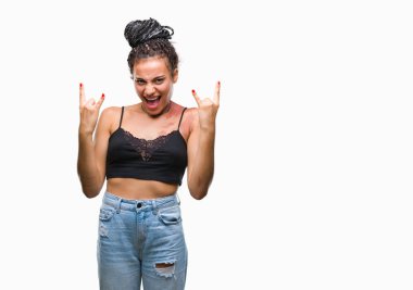 Genç örgülü saç Afrika kökenli Amerikalı pigmentasyon ile Doğum işareti çılgın ifade rock simge elle yapıyor ile bağırarak izole arka plan üzerinde leke. Müzik yıldızı. Ağır kavramı.