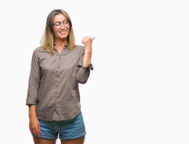 Seyir ve başparmak yanında yukarıyı mutlu yüz ile gülümseyen izole arka plan üzerinde genç güzel kadın.