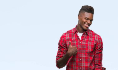 Afrikalı-Amerikalı genç hareketi el ile mutlu yaşasın yapıyor izole arka plan üzerinde. Kameraya bakarak başarı gösteren ile ifade onaylama.