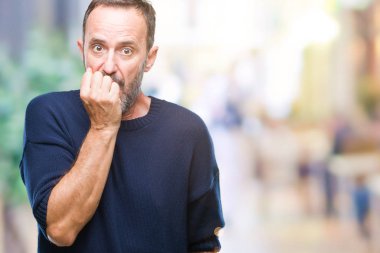 Orta yaş ağarmış üst düzey adam stresli ve gergin ile izole arka plan üzerinde tırnak ısırma dudaklarından eller. Anksiyete sorunu.