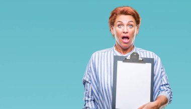 Pano tutan üst düzey beyaz iş kadın arka plan bir sürpriz yüz, korkuyor ve heyecanlı korku ifadesi ile şok korkmuş izole