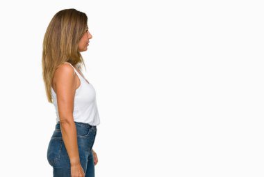 İzole arka tarafına, arıyorum güzel orta yaş rahat yetişkin kadın dinlenmek doğal yüz emin gülümseme ile pozuyla profili.