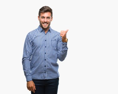 Yakışıklı delikanlı arıyor ve başparmak yanında yukarıyı mutlu yüz ile gülümseyen izole arka plan üzerinde.