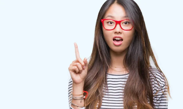 Молодая Азиатка Очках Изолированном Фоне Указывает Пальцем Успешную Идею Взволнован — стоковое фото