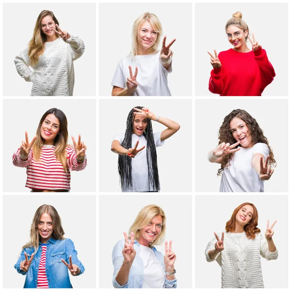 勝利のサインをやって指を表示するカメラを笑みを浮かべて孤立の背景以上の若者やシニアの女性のグループのコラージュ — ストック写真
