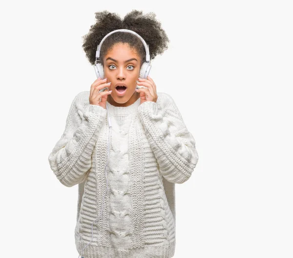 Mujer Afroamericana Joven Con Auriculares Sobre Fondo Aislado Asustada Shock — Foto de Stock
