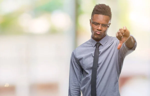 Unga Afroamerikanska Affärsman Över Isolerade Bakgrund Ser Missnöjda Och Arga — Stockfoto