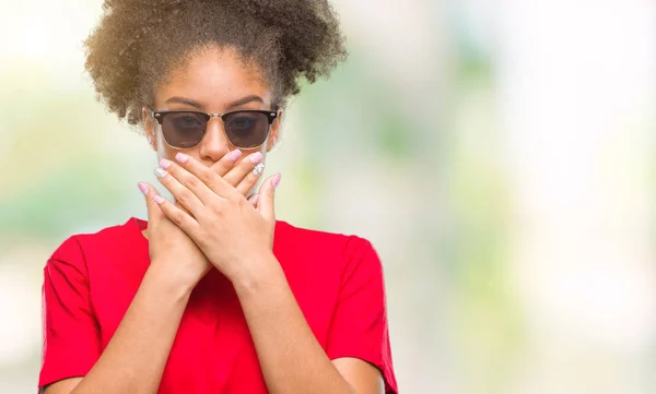 Jovem Afro Americana Usando Óculos Sol Sobre Fundo Isolado Chocado — Fotografia de Stock