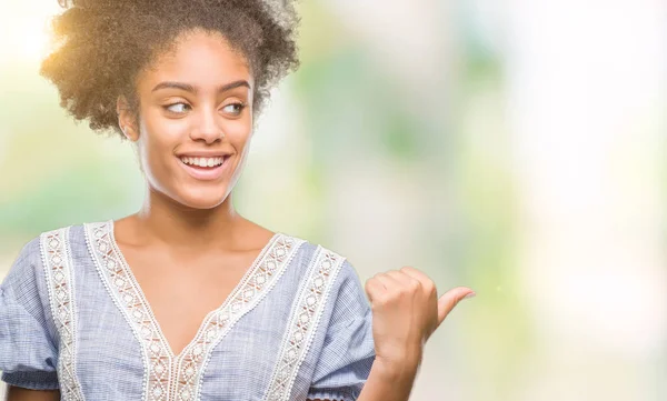 Joven Mujer Afroamericana Sobre Fondo Aislado Sonriendo Con Cara Feliz — Foto de Stock