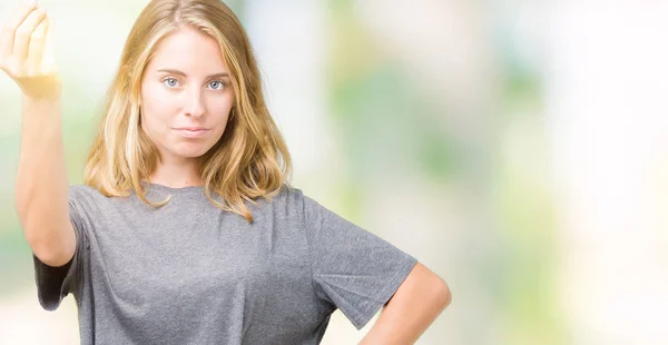 Hermosa Mujer Joven Con Una Camiseta Casual Gran Tamaño Sobre —  Fotos de Stock