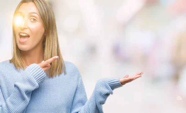 Junge Schöne Frau Trägt Winterpullover Über Isoliertem Hintergrund Erstaunt Und — Stockfoto