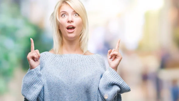 Junge Schöne Blonde Frau Trägt Winterpullover Über Isoliertem Hintergrund Erstaunt — Stockfoto