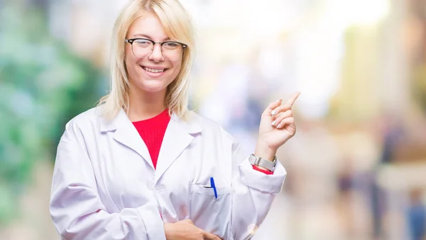 Junge Schöne Blonde Professionelle Frau Trägt Weißen Mantel Über Isoliertem — Stockfoto