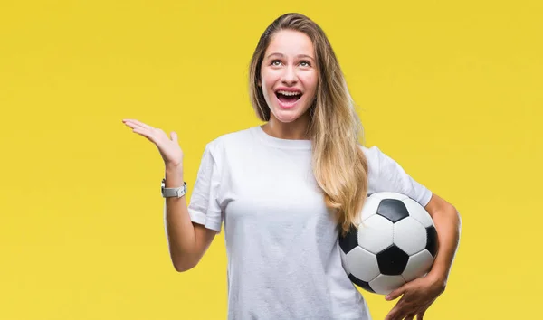 Futbol Topu Tutan Genç Güzel Sarışın Kadın Büyük Gülümseme Ile — Stok fotoğraf