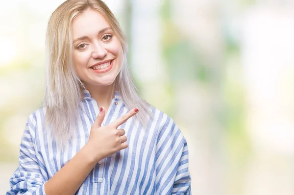 Jovem Loira Sobre Fundo Isolado Alegre Com Sorriso Rosto Apontando — Fotografia de Stock