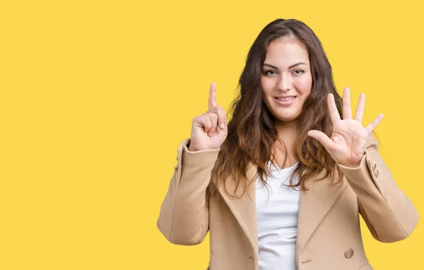 Mooie Grootte Jonge Vrouw Dragen Winterjas Geïsoleerde Achtergrond Tonen Omhoog — Stockfoto