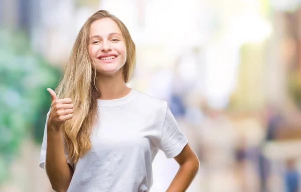 Joven Hermosa Mujer Rubia Con Camiseta Blanca Casual Sobre Fondo —  Fotos de Stock