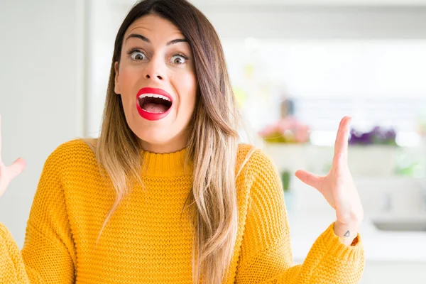 Jovem Mulher Bonita Vestindo Camisola Inverno Casa Louco Louco Gritando — Fotografia de Stock