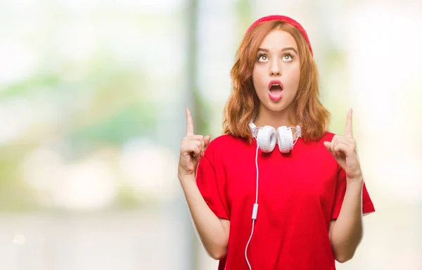 Young Beautiful Hipster Woman Isolated Background Wearing Headphones Cap Amazed — Stock Photo, Image