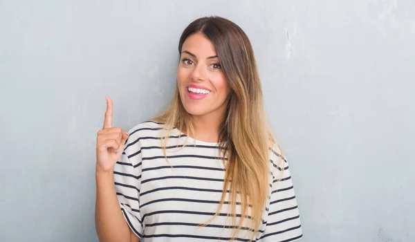 Mujer Adulta Joven Sobre Pared Gris Grunge Usando Camiseta Azul — Foto de Stock