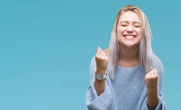 Unga Blonda Kvinnan Klädd Vinter Tröja Över Isolerade Bakgrund Mycket — Stockfoto